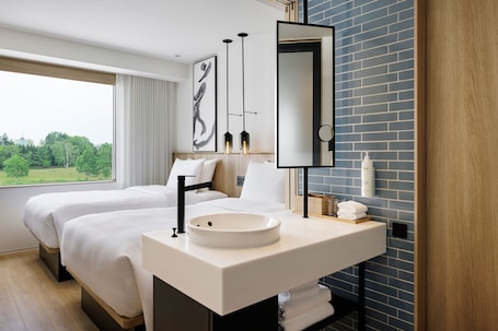 Cubrecamas, caja de seguridad en la habitación y escritorio