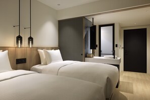 ألحفة محشوة بالريش وخزنة داخل الغرفة ومكتب وستائر تعتيم