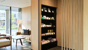 Un interior moderno con una estantería de madera, un sofá y una lámpara.