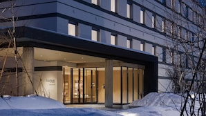 Un edificio moderno con entrada de vidrio y un cartel que dice “Fairfield.”