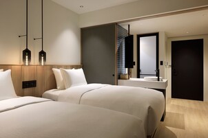 Quarto standard, 2 camas de solteiro | Edredons de pluma, cofres nos quartos, escrivaninha, cortinas blackout