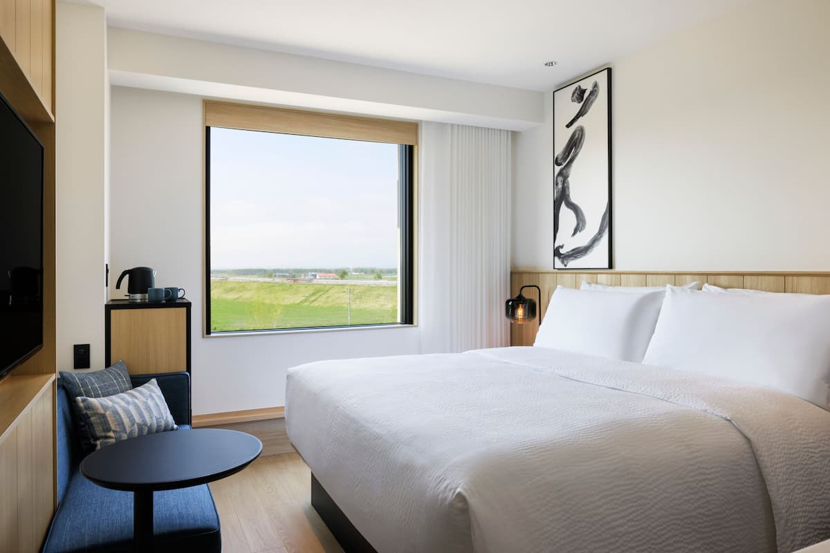 Standard Room, 1 King Bed, Non Smoking | Down duvets, in-room safe, desk, blackout curtains