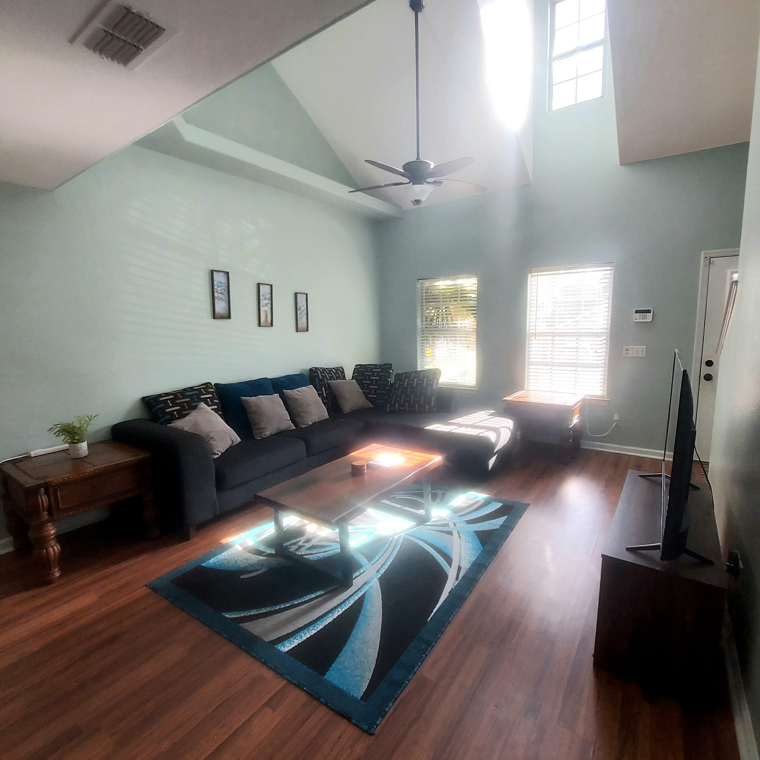 4 Bed 3.5 bath with king bed and jacuzzi tub!