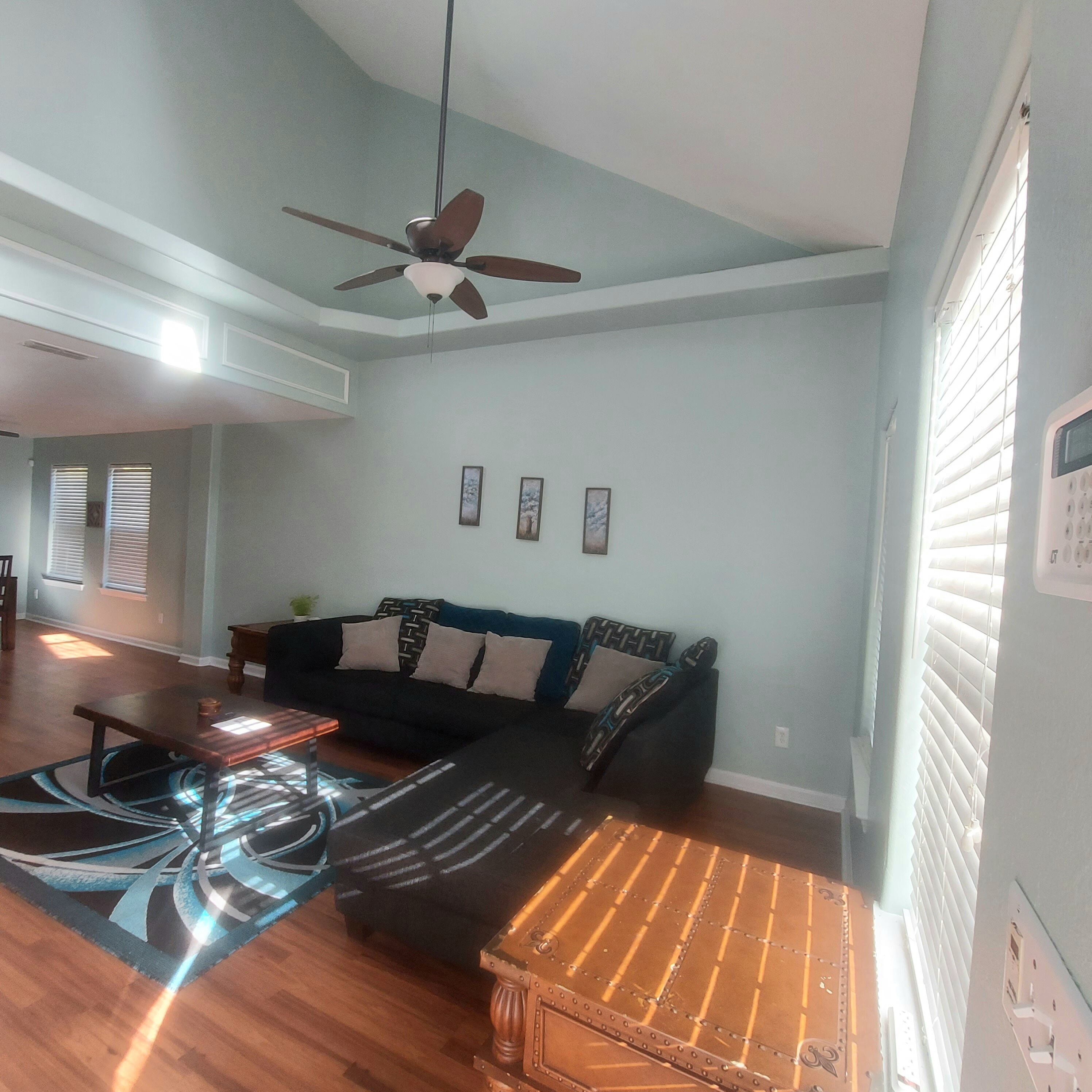 4 Bed 3.5 bath with king bed and jacuzzi tub!