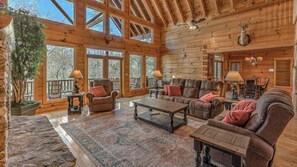 Televisio, takka, videopelejä, pöytätennispöytä