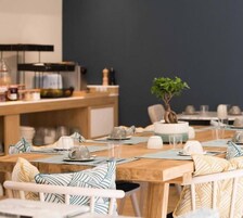 Café da manhã continental todos os dias (EUR 18 por pessoa) 