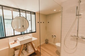 Standard Room | Katil Select Comfort, peti besi dalam bilik, langsir/tirai gelap terus 