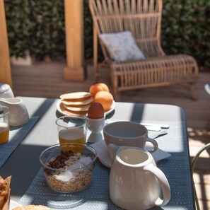 Petit déjeuner continental (18 EUR par personne)