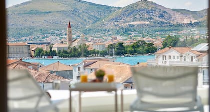 Beautiful villa Trogir 2 with sea view- 2 min from the beach