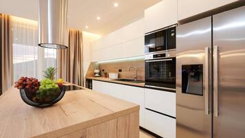 Frigorífico, microondas, horno y placa de cocina