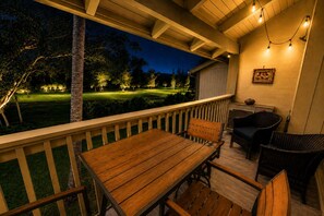 Outdoor dining - 1 bedroom + loft- Sleeps up to 6, AC in every room. (Kahuku)