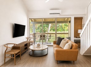 Smart TV - 1 bedroom + loft- Sleeps up to 6, AC in every room. (Kahuku)
