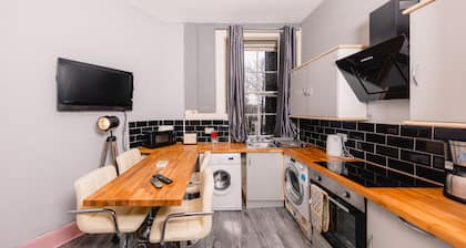 Super Central 4 Bedroom apartment near Carlton Hill