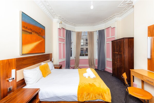 4 bedrooms, in-room safe, desk, iron/ironing board