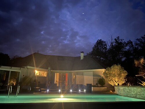Maison face aux montagnes, piscine, sauna 
