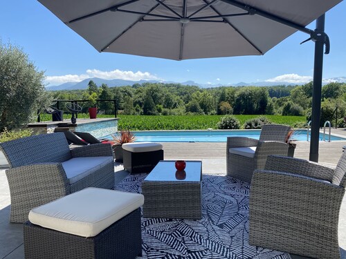 Maison face aux montagnes, piscine, sauna 