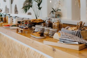 Free daily buffet breakfast  - Arcade Hotel (Athens)