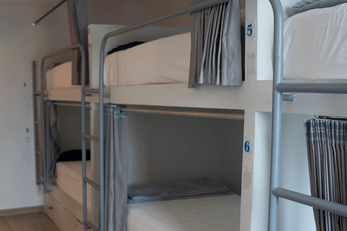 Cama en Dormitorio Compartido Deluxe para 6 Personas | Edredons de pluma, cofres nos quartos, cortinas blackout