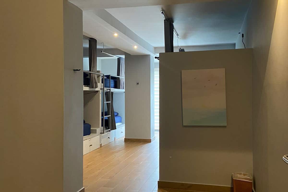Cama en Dormitorio Compartido Deluxe para 10 Personas | Edredons de pluma, cofres nos quartos, cortinas blackout