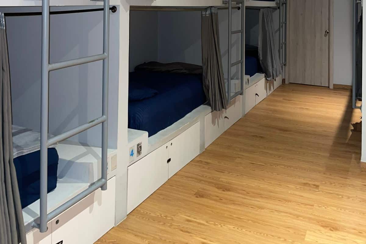Edredons de pluma, cofres nos quartos, cortinas blackout