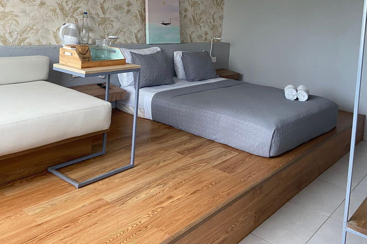 Edredons de pluma, cofres nos quartos, cortinas blackout