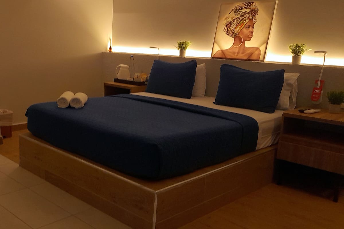 Quarto casal standard | Edredons de pluma, cofres nos quartos, cortinas blackout