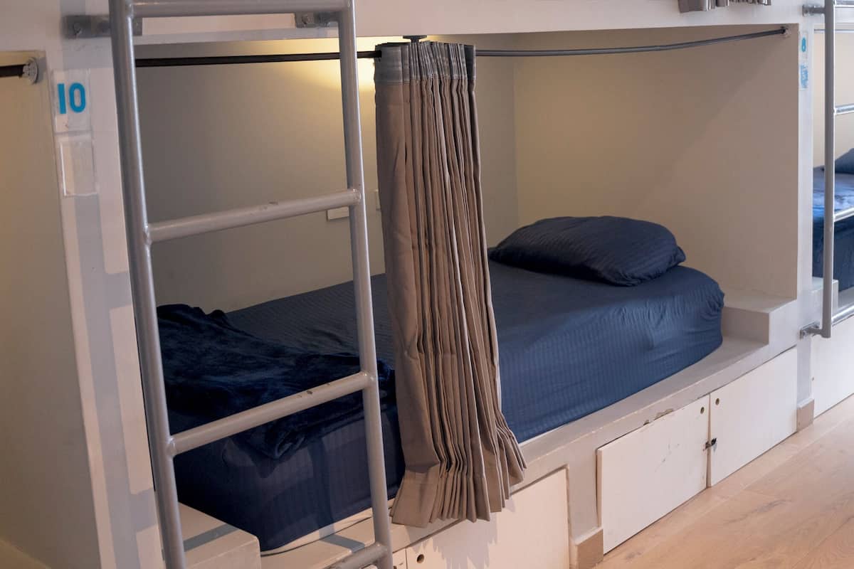 Cama en Dormitorio Compartido Deluxe para 4 Personas | Edredons de pluma, cofres nos quartos, cortinas blackout