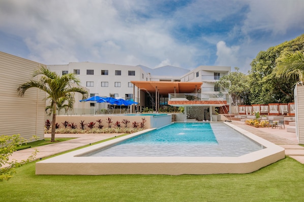2 outdoor pools