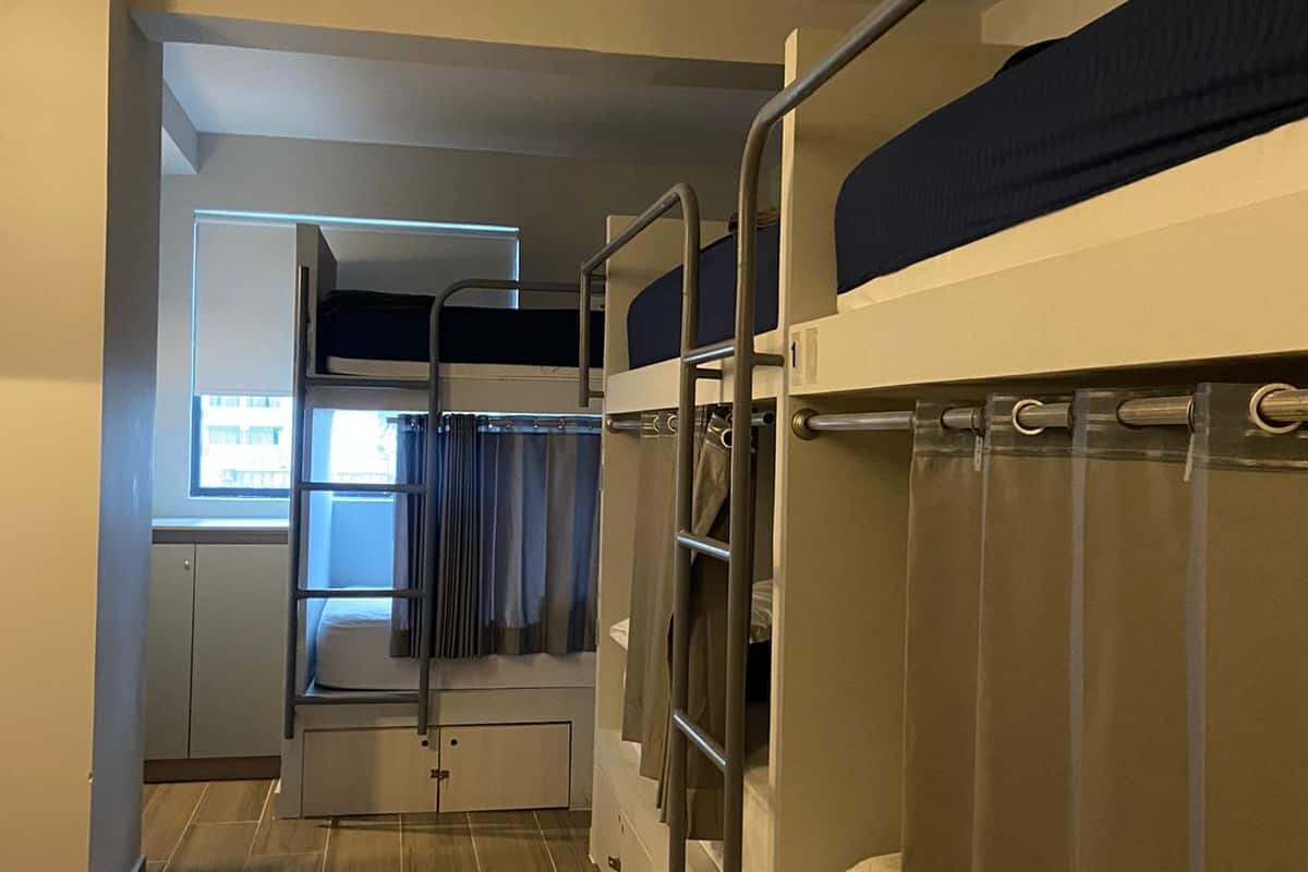 Cama en Dormitorio Compartido Estándar para 6 Personas | Edredons de pluma, cofres nos quartos, cortinas blackout