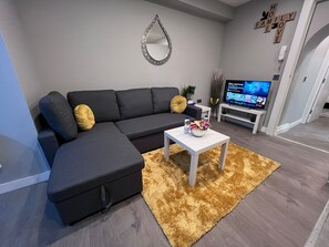 TV - Capital Apartment by City Centre  (Cardiff)