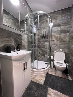 Douche, serviettes fournies, papier toilette