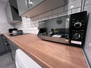 Fridge, microwave, oven, stovetop - Capital Apartment by City Centre  (Cardiff)