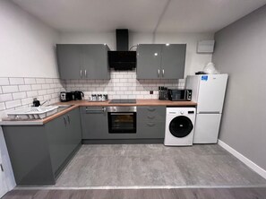 Fridge, microwave, oven, stovetop - Capital Apartment by City Centre  (Cardiff)