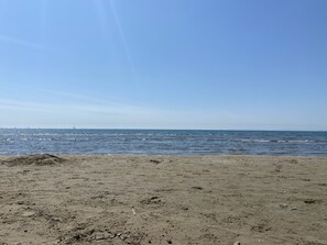 A beach with a clear sky and calm sea. - Studio Cabin for 4 People, 300 m from the Beach (Le Grau-Du-Roi)