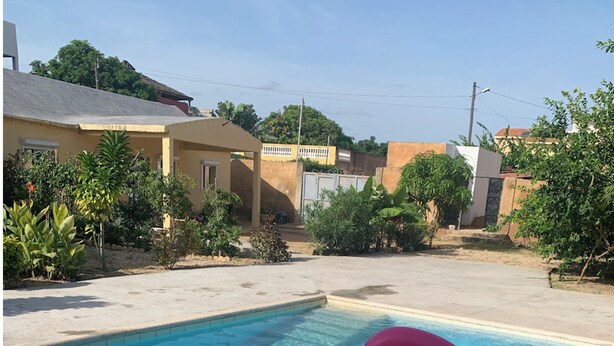 Una piscina con un flotador con forma de flamenco rosa.