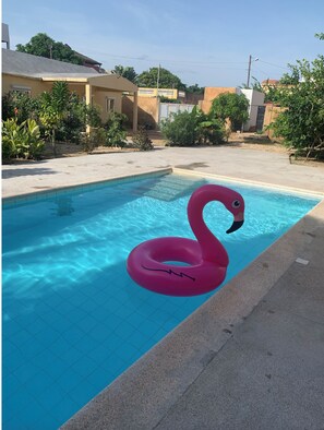 Una piscina al aire libre