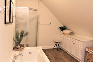 Badewanne, Haartrockner, Handtücher, Seife