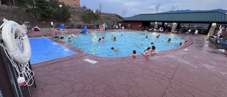 من حمّامات السباحة المغطاة، حمّام سباحة خارجي