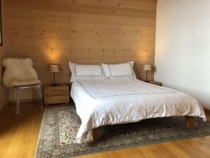 3 bedrooms, desk, Internet