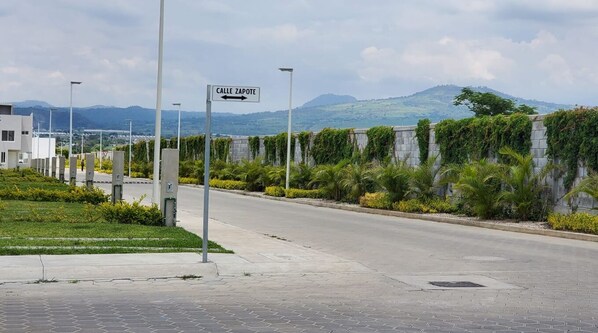 A street with a sign reading "Calle Zapote" and a paved sidewalk. - Casa Los Huertos D San Juan: alberca áreas verdes a 5 minutos del centro de Yeca (Yecapixtla)