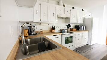 冰箱、微波炉、烤箱、炉灶