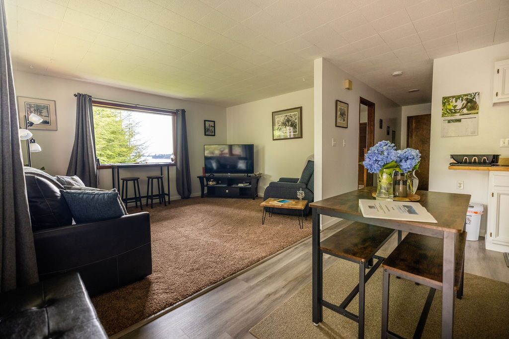 Quiet apartment with mountain and ocean views.  Close to town, trails & beach.