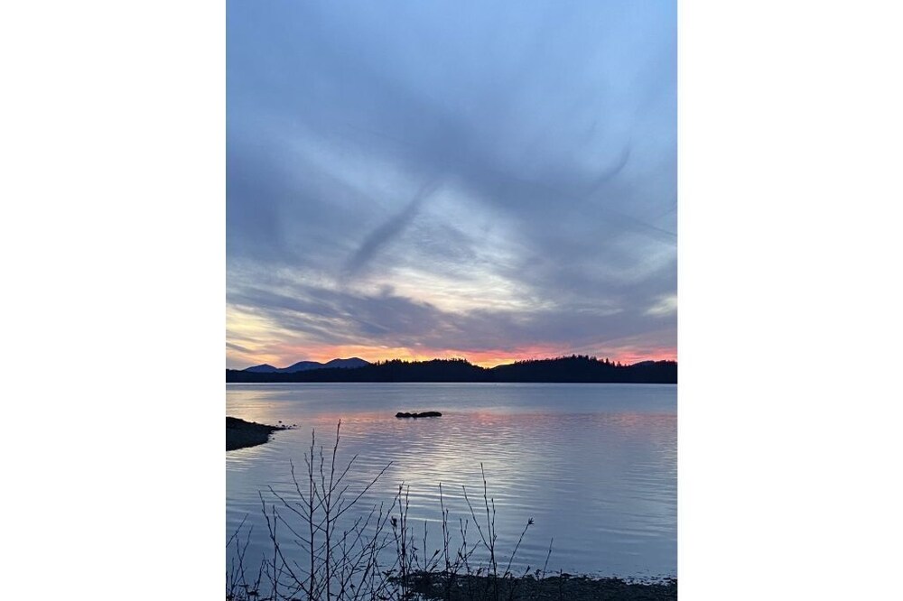Quiet apartment with mountain and ocean views. Close to town, trails & beach.