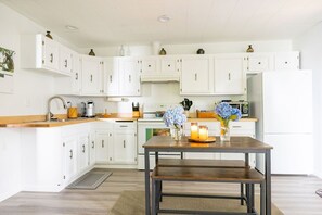Fridge, microwave, oven, stovetop - Experience Sitka's charm in your cozy 1-bedroom retreat overlooking the bay (Sitka)
