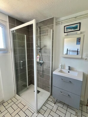 Shower, hair dryer, towels, soap - Near Paimpol, Apartment "Dune" 200m from Bréhec Plage (Plouézec)