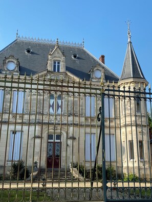 Exterior - Renovated old house with all comforts (Narcy)