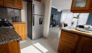 Kühlschrank, Ofen, Herdplatte, Kochgeschirr/Geschirr/Besteck