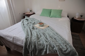 2 bedrooms, iron/ironing board, Internet, bed sheets