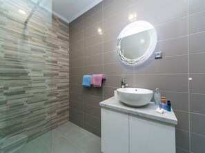 Shower, hair dryer, towels