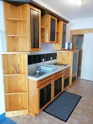 Kjøleskap, mikrobølgeovn, kokeplater og kaffetrakter/tekoker